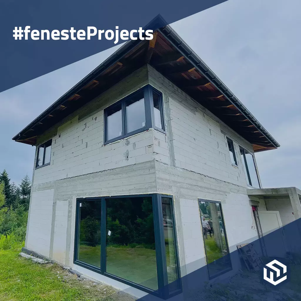 Une maison unifamiliale moderne en dehors de la ville produits fenetres-de-facade    