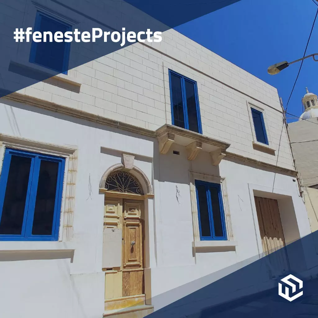 Une maison de ville ensoleillée à Malte produits portes-dentree-en-aluminium    