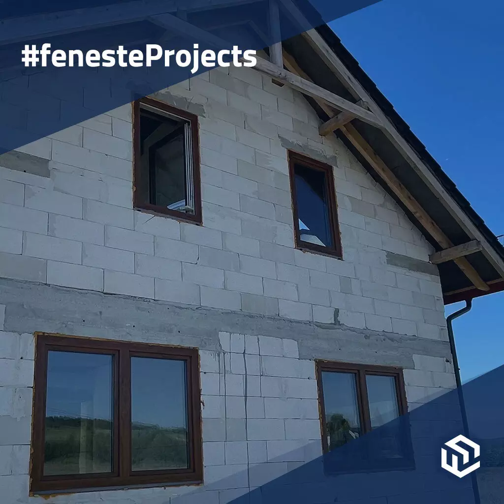 Une maison dans la prairie aux fenêtres en chêne doré produits fenetres-de-terrasse-coulissantes-et-coulissantes-psk    